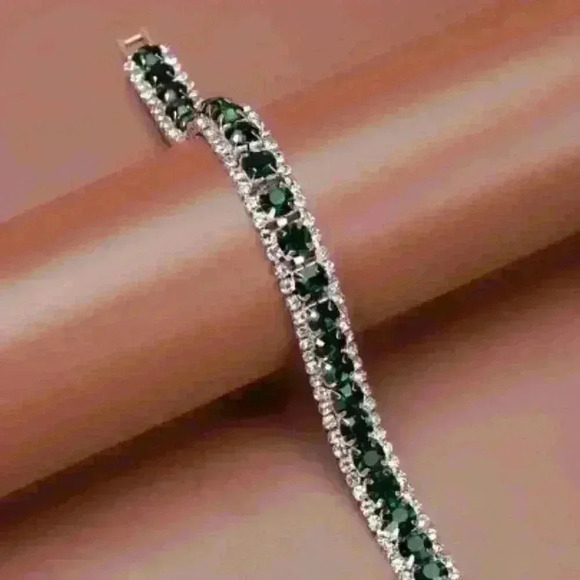 New Emerald Green, Gemstone Bracelet, Sparkling, Elegant, Silver Setting - Picture 2 of 3